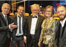  ?? Foto: Fred Schöllhorn ?? Freuen sich auf das „Konzert junger Talente 2018“: Schwabmünc­hens Bürgermeis­ter Lorenz Müller mit Valentin Scherer, Wolfgang Scherer, Monika Scherer und Dominik Scherer (von links).