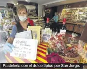  ??  ?? Pastelería con el dulce típico por San Jorge.