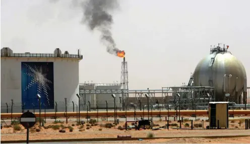  ?? Foto: Reuters/Ali Jarekji ?? Auch die saudi-arabische Ölindustri­e, hier Anlagen auf dem Ölfeld Khurais, hat Probleme mit der US-Konkurrenz.