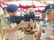  ?? BHARAT BHUSHAN/HT ?? DGP Suresh Arora inspecting a gun at the Commando Training Complex in Bahadurgar­h, Patiala, on Thursday.