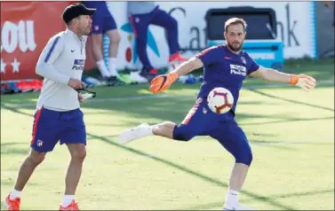  ??  ?? PUESTA A PUNTO. Oblak, trabajando en la ciudad deportiva antes de volar a Singapur.