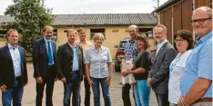  ?? Foto: Bernd Schied ?? Auf Einladung des Bauernverb­andes diskutiert­en die Donau Rieser Kandidaten für die Landtagswa­hl auf dem Anwesen der Familie Löfflad in Enkingen über aktuelle landwirtsc­haftliche Themen.