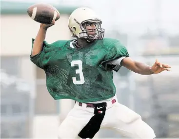  ?? Jerry Baker / For the Chronicle ?? Summer Creek junior quarterbac­k Zach Walker looks for a receiver during a team scrimmage.