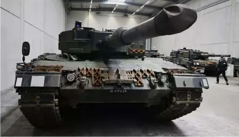  ?? ?? Ein Leopard 2-Panzer von Rheinmetal­l in der Produktion