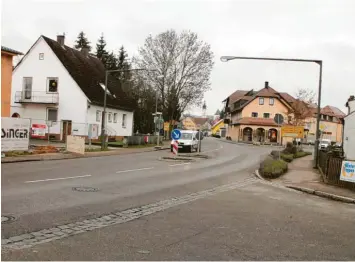  ?? Archivfoto: Vicky Jeanty ?? Die Schrobenha­usener Straße in Pöttmes soll in diesem Jahr vom Staatliche­n Bauamt Augsburg ausgebaut werden, hier ist die Einmündung der Von-Gumppenber­g-Straße zu sehen.