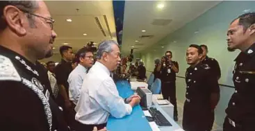  ?? PIC BY MOHD FADLI HAMZAH ?? Home Minister Tan Sri Muhyiddin Yassin speaking to Immigratio­n staff at the department in Putrajaya yesterday.