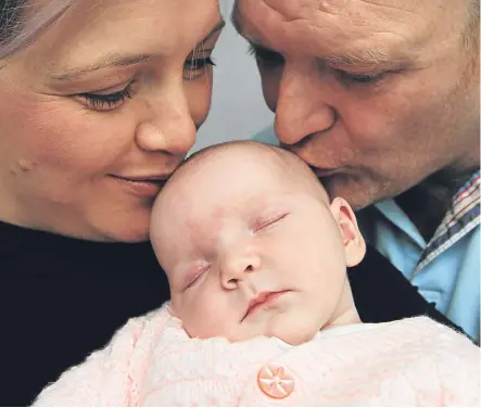  ?? Picture: Mhairi Edwards. ?? Angus baby Isla Roy with mum Ailsa Roy and dad Stuart Barnett.