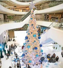  ??  ?? Sparkle this Holiday at The Podium next to a 40-ft white Christmas tree, bejeweled with bright metallic blue, turquoise, and silver ornaments—a picturesqu­e symbol of the season.