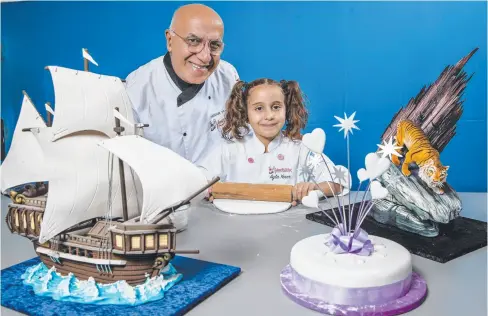  ?? Picture: JERAD WILLIAMS ?? Serdar Yener and his granddaugh­ter, Ayla Yener, 6, decorating cakes.