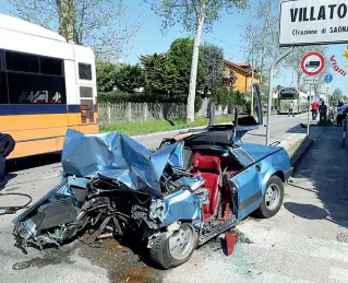  ??  ?? Lo schianto I resti della Lancia Beta Montecarlo dopo l’impatto con un autobus che andava a Padova