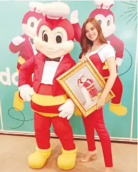  ??  ?? Miss Universe 2018 Catriona Gray poses with Jollibee