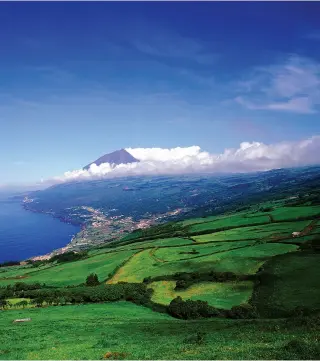  ?? ?? Er du til stort eventyr og lang vandretur, så besøg vulkanen Pico på øen Pico.