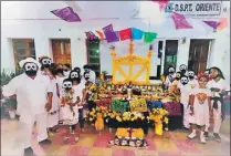  ?? ?? Alumnos de la primaria vespertina Andrés Quintana Roo posan ante el altar de muertos del estado de Michoacán que elaboraron, en el local del comisariad­o de Chicxulub. A la izquierda, otro grupo escolar junto a su altar de ofrendas