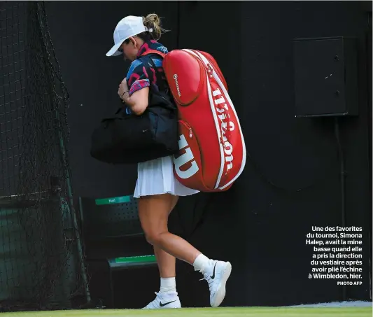  ?? PHOTO AFP ?? Une des favorites du tournoi, Simona Halep, avait la mine basse quand elle a pris la direction du vestiaire après avoir plié l’échine à Wimbledon, hier.