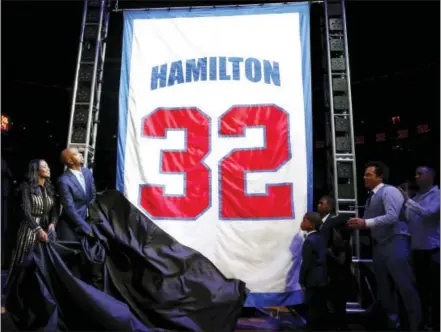  ?? PAUL SANCYA — THE ASSOCIATED PRESS ?? Former Detroit Pistons star and Coatesvill­e native Richard Hamilton unveils a banner with his jersey number to be retired during a halftime ceremony Sunday against the Boston Celtics in Auburn Hills, Mich.