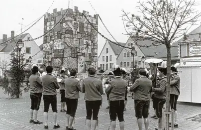  ?? Bild: ick ?? Blickfang in der Vorweihnac­htszeit der 80er Jahre: Der große Päckchentu­rm als Adventskal­ender der Neuburger Werbegemei­nschaft.