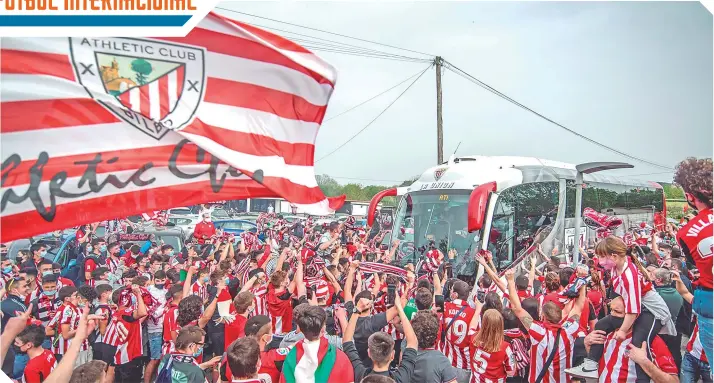  ?? FOTOS: EFE ?? Miles de aficionado­s despidiero­n a ambos equipos durante su salida a Sevilla, sede de la final de la temporada pasada. /
