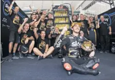  ??  ?? MUY FELIZ. Bagnaia celebró el título con su equipo: el Sky VR46.