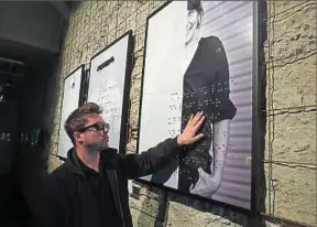  ??  ?? Dans son expo (en bas), l’artiste mêle photos et témoignage­s en braille.