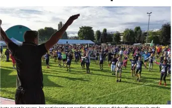  ??  ?? Juste avant la course, les participan­ts ont profité d’une séance d’échauffeme­nt sur le stade.