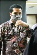  ?? DENNY MAHARDIKA/ JAWA POS ?? AJUKAN BANDING: Mantan Ketua DPRD Tulungagun­g Supriyono saat meninggalk­an ruang sidang di Pengadilan Tipikor Surabaya kemarin.