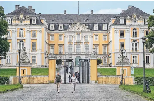  ??  ?? Schloss Augustusbu­rg in Brühl repräsenti­ert die politische Seite des Kurfürsten Clemens August.