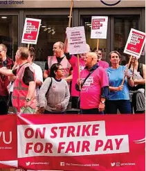  ?? ?? Trabajador­es en huelga reclamando subidas salariales.