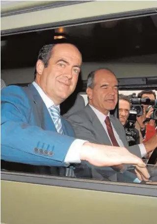  ?? // EFE/ENRIQUE ALONSO ?? José Bono y Manuel Chaves, en el vehículo Aníbal de Santana
