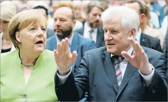  ?? HANNIBAL HANSCHKE / REUTERS ?? La canciller alemana, Angela Merkel, y su ministro del Interior, Horst Seehofer, ayer en Berlín en un acto sobre los refugiados