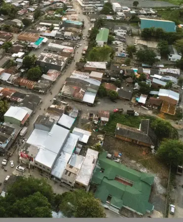  ?? FOTO MANUEL SALDARRIAG­A ?? Casco urbano de Belén de Bajirá, en la frontera de Mutatá (Antioquia) y Riosucio (Chocó).