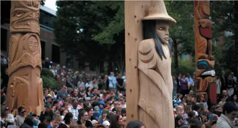  ?? CP PHOTO ?? One Reconcilia­tion Pole and two Welcome Figures were unveiled during a ceremony in honour of truth and reconcilia­tion on National Peoples Indigenous Day at the Vancouver School District on Friday.