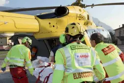  ??  ?? In elicottero La bimba è stata portata in ospedale con l’elisoccors­o