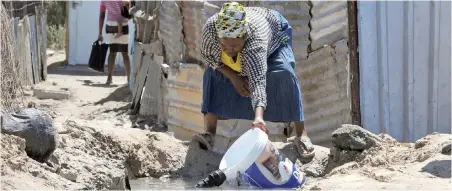  ?? PICTURE: TRACEY ADAMS ?? UNACCEPTAB­LE: A burst water pipe on Sheffield Road, Marikana, where clean water flowed freely into the street.