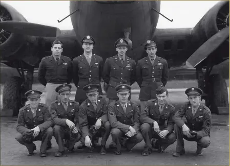  ?? ASSOCIATIO­N DU 384TH BOMB GROUP ?? Cet équipage arrive en Angleterre à l’été 1943.
Les hommes effectuent leur première mission le 27 septembre. En mars 1944, il s’agit d’un équipage plus que chevronné : ils ont tous 24 missions à leur actif et ont, entre autres, survécu au tristement célèbre raid sur Schweinfur­t en octobre 1943. Le raid du 4 mars devait être leur dernière mission de combat. Il fallait avoir accompli 25 missions pour terminer son tour d’opérations et être renvoyé chez soi.