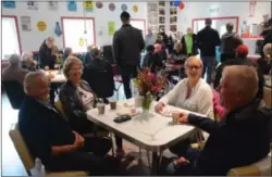  ?? FOTO: BERTINE MIDTTUN ?? Sigbjørn Eilertsen (f.v.) Norma Brita Klungland, Ellen Kylland og Odin Refsnes tok turen fra Kvinesdal, Lyngdal og Åseral for å besøke den gjenåpning­en av Nostalgilå­ven.