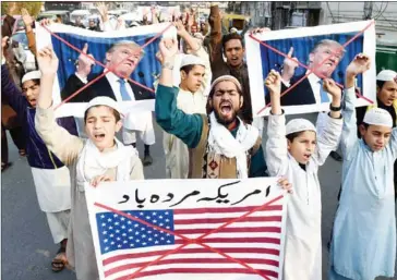  ?? ARIF ALI/AFP ?? Pakistani demonstrat­ors take part in a protest against US aid cuts in Lahore on Friday.