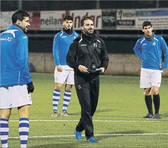  ?? FOTO: UNCITI ?? Urtzi Arrondo dirige la sesión de trabajo del Beasain en Loinaz Los vagoneros han cogido se han asentado en el primer puesto y amenazan con no soltarlo hasta final de temporada