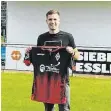  ?? FOTO: SFD ?? Maximilian Eiselt mit dem Trikot seines neuen Vereins.