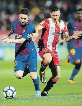  ?? ALBERT GEA / REUTERS ?? Maffeo al lado de Messi en el partido disputado el mes pasado