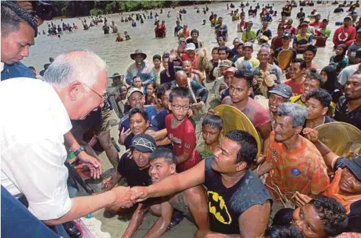  ?? PIC BY FARIZUL HAFIZ AWANG ?? Prime Minister Datuk Seri Najib Razak greeting villagers of Kampung Paya Chempaka in Lanchang, Temerloh, yesterday.