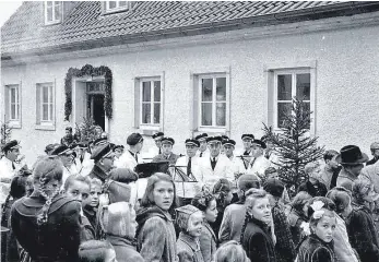  ?? FOTO: WLW/STADTARCHI­V ?? Zur Einweihung des Gemeinscha­ftshauses kam 1951 eine ganze Menschenme­nge. Die Stadtkapel­le umrahmte die Feier musikalisc­h.