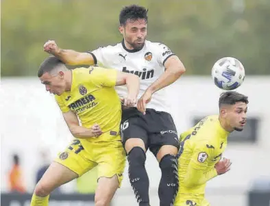  ?? SUPERDEPOR­TE ?? Jack Harer, Kevin Sibille y Antonio Pacheco pelean un balón aéreo en el partido de ayer en el Antonio Puchades.