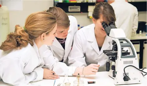  ?? FOTO: PETER WINANDY ?? Natur- und ingenieurw­issenschaf­tliche Fächer sind an der Exzellenzu­ni RWTH Aachen mit NCs belegt. Wer aber an den Hochschule­n in der Umgebung schaut, wird auch zulassungs­freie Angebote finden.