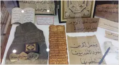  ??  ?? A combinatio­n picture shows a 3D model of Mount Uhud, ancient Islamic coins, calligraph­y and historic mosque photograph­s at a private museum in Madinah. (AN photos)