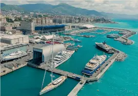  ??  ?? Cantieri navali. L’area su cui opera Amico &amp; Co, specializz­ato nelle riparazion­i e nel refitting di grandi yacht