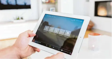  ?? Foto: Loxone ?? Digitaler Mitbewohne­r: Das Tablet, mit dem sich zentrale Funktionen steuern lassen, ist ein ständiger Begleiter in einem „Smart Home“. Weil vieles aber auch automatisi­ert funktionie­rt und die Technik dazulernt, kann man das Gerät bald wieder zur Seite...