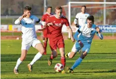  ?? Foto: R. Fischer ?? Lukas Kristen (rotes Trikot) erzielte beim 2:5 der Meringer gegen den Regionalli­gisten Wacker Burghausen einen Treffer.