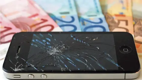  ?? FOTO: WABITSCH/DPA ?? Bei vielen Smartphone­s ist nach einem Sturz das Display kaputt. Die Reparatur lohnt sich verglichen mit den Anschaffun­gskosten oft nicht.