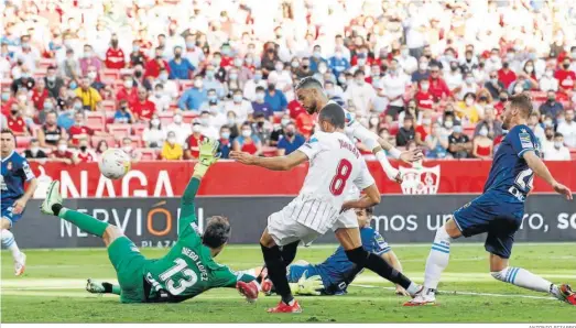  ?? ANTONIO PIZARRO ?? En-Nesiri remata ante Diego López y junto a su compañero Joan Jordán, entre varios defensores del Espanyol.