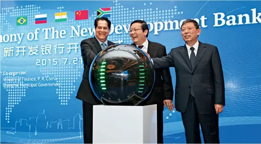  ??  ?? L’ouverture officielle de la Nouvelle banque de développem­ent des BRICS à Shanghai, le 21 juillet 2015, en présence de Lou Jiwei, alors ministre chinois des Finances, Yang Xiong, alors maire de Shanghai, et de l’Indien K. V. Kamath, premier président...